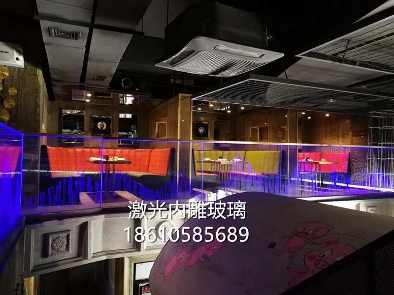 激光內(nèi)雕護欄玻璃。